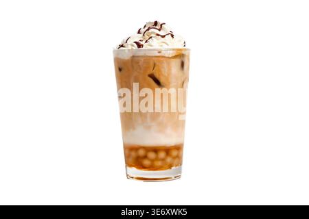 Eiskaffee-Getränk mit Schlagsahne und Schokoladensoße in klarem Glas, isoliert auf weißem Hintergrund. Premium-Café-Getränkekonzept, Stockfoto