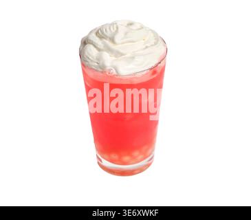 Rotes fruchtiges Eisgetränk mit Tapioka-boba-Perlen am Boden, cremiger Milchschaum und roten Streuseln in klarem Glas, isoliert auf weißem Hintergrund. Stockfoto