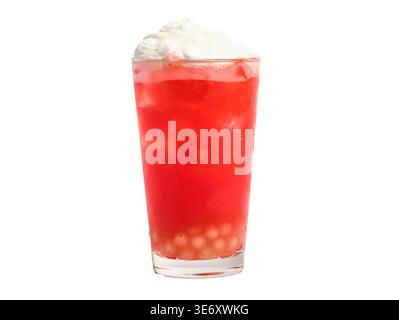 Rotes fruchtiges Eisgetränk mit Tapioka-boba-Perlen am Boden, cremiger Milchschaum und roten Streuseln in klarem Glas, isoliert auf weißem Hintergrund. Stockfoto