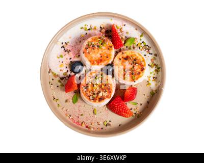 Hüttenkäse Pfannkuchen Syrniki auf weißem Hintergrund Stockfoto