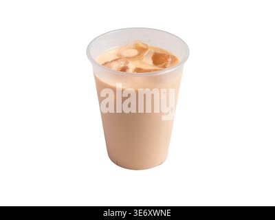 Eismilchtee mit Eiswürfeln in Plastikbecher zum Mitnehmen isoliert auf weißem Hintergrund Stockfoto