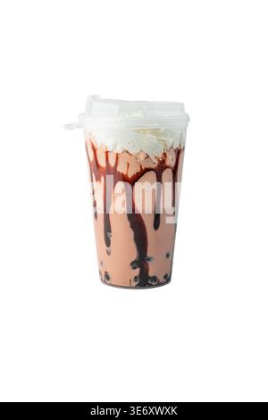 Schokoladen-Bubble-Tee mit Schlagsahne und Schokoladensoße Tropfen in versiegelte Plastiktasse isoliert auf weißem Hintergrund Stockfoto