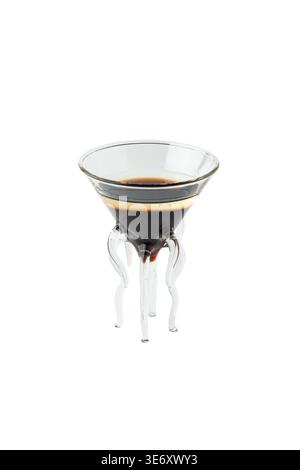 Cocktailaufnahme in einzigartigem Kunstglas mit geschwungenen Beinen isoliert auf weißem Hintergrund Stockfoto