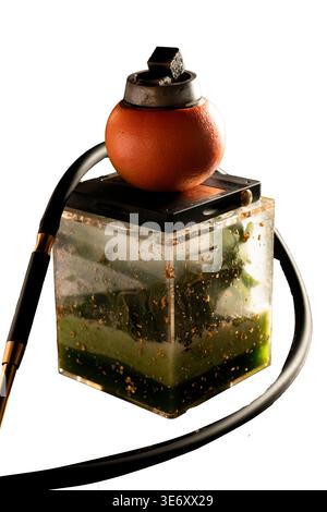 Kreative Wasserpfeife mit Orangenschale Holzkohle und transparenter Acrylbasis mit Kräutern und Goldflocken isoliert auf weißem Hintergrund Stockfoto