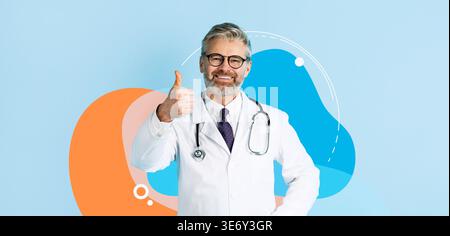 Fröhlicher Arzt gibt Daumen oben in medizinischer Kleidung vor blauem Hintergrund für Healthcare Promotion Stockfoto