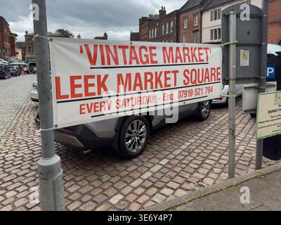 Leek Staffordshire 20. Dezember 2024 Ein großes, weißes und rotes Vintage-Banner, das jeden Samstag für den Leek Market Square steht Stockfoto