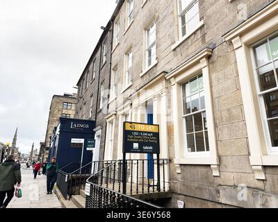 Edinburgh, Schottland, Großbritannien - 16. Februar 2026: Straßenblick auf georgianische Steinhäuser mit To-Let-Schild und Fußgängern im Stadtzentrum von Edinburgh. Stockfoto