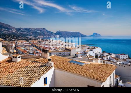 Ein atemberaubender Blick aus der Höhe von Altea offenbart traditionelle Ziegeldächer und weiße Häuser, die sich zum kristallklaren Meer hinabheben. Im Backgr Stockfoto