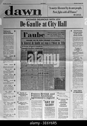 Titelseite der englischsprachigen Tageszeitung Dawn vom Samstag, 26. August 1944. Die massive Schlagzeile „de Gaulle im Rathaus“ feiert die Befreiung von Paris. Die Seite enthält eine englische Übersetzung der französischen Zeitung l’aube, in der die Truppen von General Leclerc, die in die Stadt einmarschieren, und die anschließende deutsche Kapitulation beschrieben werden. Wichtige Berichte betreffen die Befreiung der Tuilerien, die Kapitulation von General von Choltitz und die Unterzeichnung französisch-britischer und französisch-amerikanischer Abkommen. Stockfoto