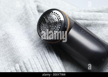 Stoffrasierer auf grauem Pullover, Nahansicht Stockfoto