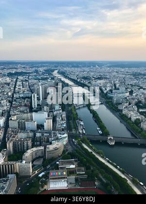 Blick aus der Vogelperspektive auf die seine und das Viertel Beaugrenelle vom Eiffelturm in Paris. Stockfoto