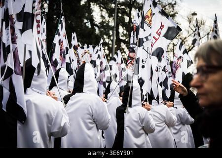 Basel, Schweiz - 10. März 2025: Blick auf die Fasnacht-Parade mit einfarbigen Kostümen und markanten Fahnen, die ein Schwarzweißmeer vor dem Meer bilden Stockfoto