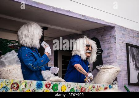 Basel, Schweiz - 10. März 2025: Blick auf skurrile Figuren in blauer Kleidung und ausgeklügelte weiße Perücken, die während der Fasnacht festgehalten wurden Stockfoto
