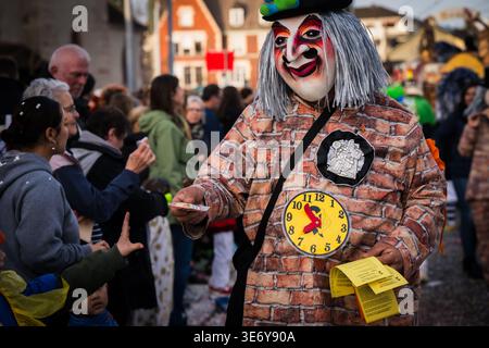 Basel, Schweiz - 10. März 2025: Blick auf einen Darsteller in einem Ziegelkostüm und einer auffälligen Maske während der Fasnacht-Feier, die ein g Stockfoto