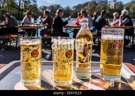Apfelschorle, Almdudler und ein Helles, viele Münchner genießen den warmen Frühlingstag im Biergarten am Kleinhesseloher See, Englischer Garten, München, 8. April 2026 Deutschland, München, 8. April 2026, Apfelschorle, Almdudler und ein Helles stehen auf einem Tablett, alkoholfreie Erfrischungen und ein kühles helles Bier, die sich Gäste an der Ausgabe geholt haben, Biergarten am Kleinhesseloher See, gehört zum Restaurant Seehaus im Englischen Garten, im Hintergrund sitzen Gäste entspannt in der Sonne, Temperaturen um 18 Grad, Durst, rühling, schönes Wetter, Bayern, *** Apfelschorle, Almdudler Stockfoto