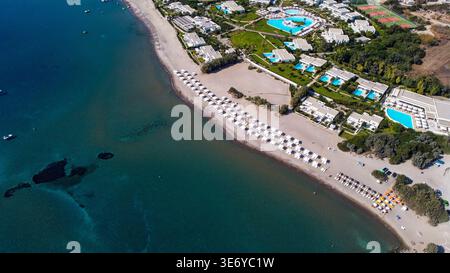 Hochwinkelblick auf das luxuriöse Strandresort mit Pools und Sandküste in Kos, Griechenland Stockfoto