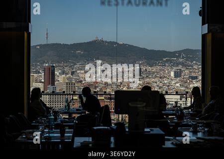Barcelona, Katalonien, Spanien. April 2026. Mehrere Personen genießen einen ausgezeichneten Blick über die Stadt Barcelona, während sie im Restaurant des Nationalen Kunstmuseums von Katalonien (MNAC) essen. Der Berg MontjuÃ¯c ist eines der wichtigsten Touristenziele Barcelonas. Die Konzentration an Grünflächen, Wasserspielen und Museen macht es zu einem absoluten muss für Besucher. Die Esplanade vor dem Nationalen Kunstmuseum von Katalonien (MNAC) ist ein Zentrum der Aktivität. (Credit Image: © Paco Freire/SOPA Images via ZUMA Press Wire) NUR REDAKTIONELLE VERWENDUNG! Nicht für kommerzielle ZWECKE! Stockfoto