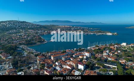 Großer Hochwinkelblick aus der Luft auf den alten Hafen von Foca und die Stadt mit Nebelbergen und Ägäis in Izmir Türkei Stockfoto