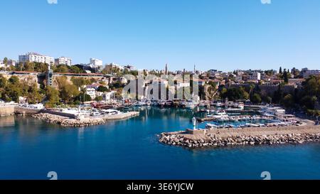Hochwinkelansicht des historischen Alten Hafens von Kaleici mit Yachten und Leuchtturm in Antalya Türkei Stockfoto