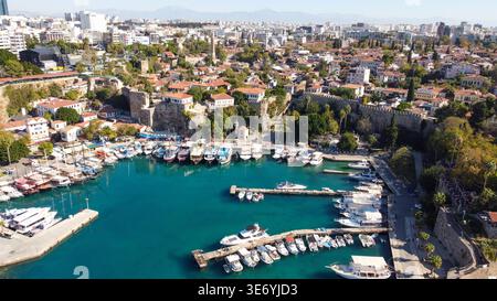 Hochwinkelansicht des historischen Alten Hafens von Kaleici mit Yachten und Leuchtturm in Antalya Türkei Stockfoto