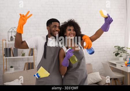 Das schwarze Paar macht Selfie mit Schwamm Stockfoto