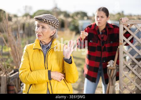 Landnachbarn streiten sich tagsüber über den Hof Stockfoto