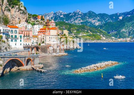 Atrani, Italien. Farbige Häuser mit Klippen, Landschaft an der Amalfiküste Stockfoto
