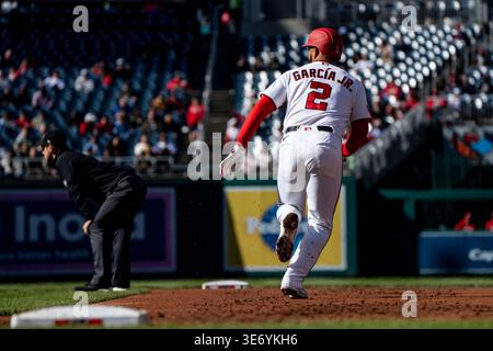 Washington, Usa. April 2026. Washington Nationals erster Baseman-Feldspieler Luis Garcia jr. (2) ist am Mittwoch, den 8. April 2026, im Nationals Park in Washington, DC, auf dem zweiten Platz im ersten Inning im Spiel gegen die St. Louis Cardinals. Foto: Bonnie Cash/UPI Credit: UPI/Alamy Live News Stockfoto