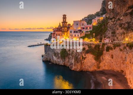 Atrani, Italien. Das Dorf am Sonnenuntergang an der Amalfiküste, Kampanien. Stockfoto