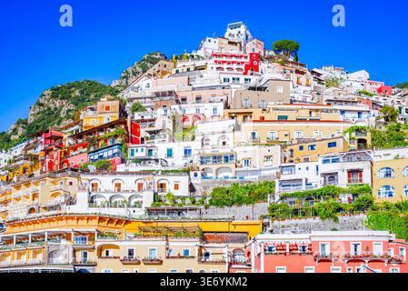 Positano, Italien. Farbenfrohe Häuser auf einer kleinen, von Klippen gehängten Stadt, Amalfiküste. Stockfoto
