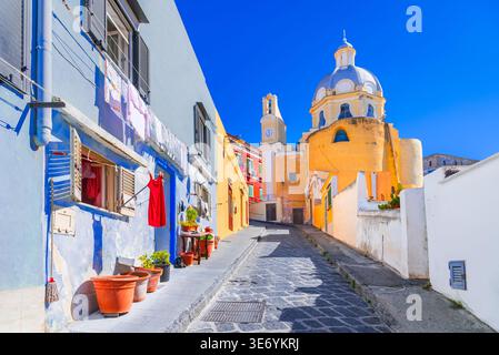 Procida, Italien. Farbige Häuser kleine Stadtstraße, Chiesa Santa Maria delle Grazie, Phlegräische Inseln - Kampanien. Stockfoto