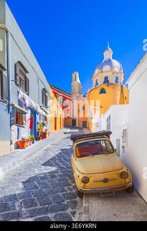 Procida, Italien. Farbige Häuser kleine Stadtstraße, Chiesa Santa Maria delle Grazie an der Amalfiküste. Stockfoto