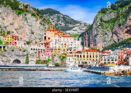 Amalfi, Italien. Kleines Dorf, farbenfrohe Häuser, mediterranes türkisfarbenes Wasser am Meer in Kampanien. Stockfoto