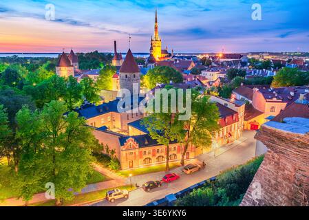 Tallinn, Estland. Panorama der mittelalterlichen Stadt mit Kirche Saint-Nicolas, Aussichtspunkt Toompea. Stockfoto