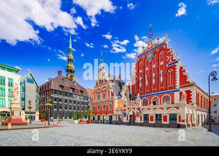 Riga, Lettland. Rathausplatz mit Haus der Mitesser, Sommer im Baltikum. Stockfoto