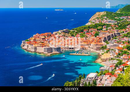 Dalmatien, Kroatien. Atemberaubende Luftperspektive auf die zerklüftete Küste Dalmatiens und türkisfarbene Gewässer der Adria. Stockfoto