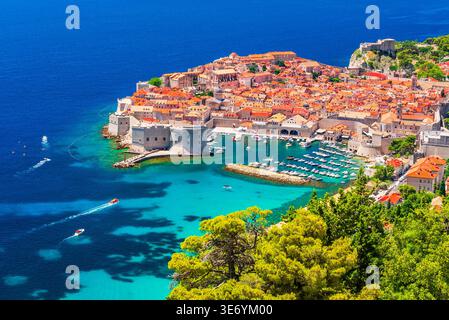 Dubrovnik, Kroatien. Malerischer Blick aus der Vogelperspektive auf die bezaubernde Altstadt und das türkisfarbene Wasser der Adria. Stockfoto