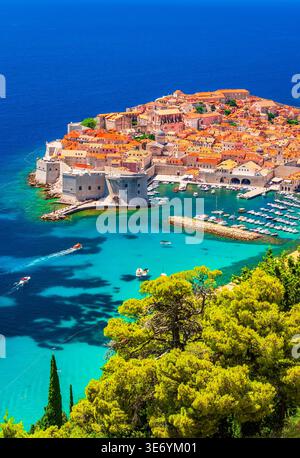 Dubrovnik, Kroatien. Atemberaubender Blick aus der Luft auf türkisfarbenes Wasser, Adria und Dalmatien. Stockfoto