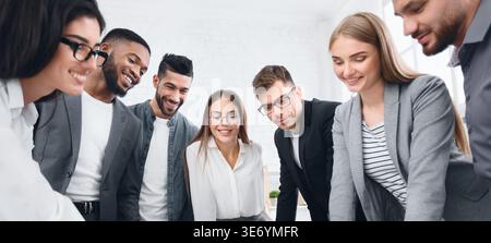 Geschäftsteam, das Dokumente mit Arbeitsergebnissen untersucht Stockfoto