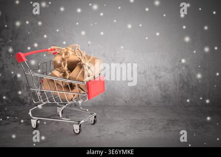 Werbeaktionen im Geschäft. Einkaufswagen mit handwerklichen Geschenken Stockfoto