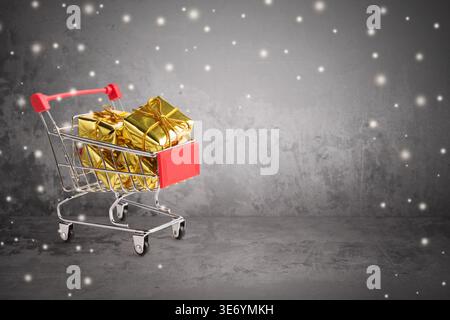 Werbeaktionen im Geschäft. Warenkorb mit goldenen Geschenken Stockfoto