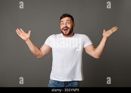 Überraschter Mann, der schockiert in die Kamera starrt Stockfoto