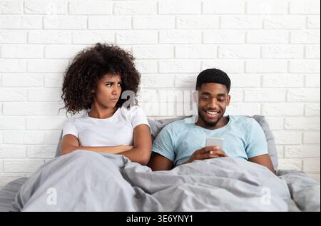 afroamerikanische Paarbeziehung häusliche Probleme im Bett Stockfoto