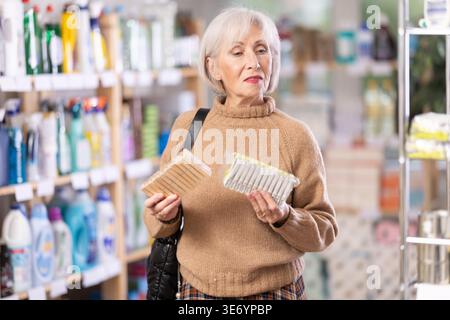 Ältere Frauen wählen Kleiderschränke aus Holz oder Kunststoff im Baumarkt Stockfoto