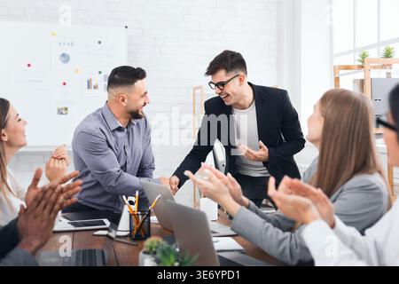 Geschäftsleute schütteln sich die Hände nach einem Treffen im Büro Stockfoto