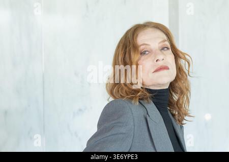 Rom, Italien. April 2026. Schauspielerin Isabelle Huppert nimmt an der Fotokonferenz für den Film „La Femme la plus riche du Monde“ im Sofitel Hotel in Rom Teil, anlässlich der sechzehnten Ausgabe von „Rendez-Vous - Festival des neuen französischen Kinos“ (Foto: Matteo Nardone/Pacific Press). Credit: Pacific Press Media Production Corp./Alamy Live News Stockfoto