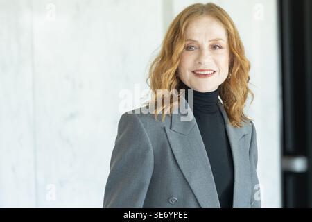 Rom, Italien. April 2026. Schauspielerin Isabelle Huppert nimmt an der Fotokonferenz für den Film „La Femme la plus riche du Monde“ im Sofitel Hotel in Rom Teil, anlässlich der sechzehnten Ausgabe von „Rendez-Vous - Festival des neuen französischen Kinos“ (Foto: Matteo Nardone/Pacific Press). Credit: Pacific Press Media Production Corp./Alamy Live News Stockfoto