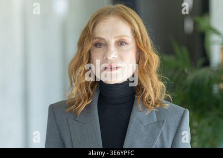 Rom, Italien. April 2026. Schauspielerin Isabelle Huppert nimmt an der Fotokonferenz für den Film „La Femme la plus riche du Monde“ im Sofitel Hotel in Rom Teil, anlässlich der sechzehnten Ausgabe von „Rendez-Vous - Festival des neuen französischen Kinos“ (Foto: Matteo Nardone/Pacific Press). Credit: Pacific Press Media Production Corp./Alamy Live News Stockfoto