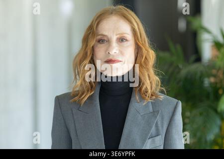 Rom, Italien. April 2026. Schauspielerin Isabelle Huppert nimmt an der Fotokonferenz für den Film „La Femme la plus riche du Monde“ im Sofitel Hotel in Rom Teil, anlässlich der sechzehnten Ausgabe von „Rendez-Vous - Festival des neuen französischen Kinos“ (Foto: Matteo Nardone/Pacific Press). Credit: Pacific Press Media Production Corp./Alamy Live News Stockfoto