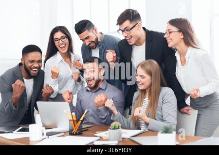Das Unternehmerteam feiert den Sieg im Amt Stockfoto